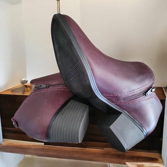 Naturalizer Zarie Leather Ankle Booties W/ Low Block Heel & Side Zipper Closure - Picture 2 of 8